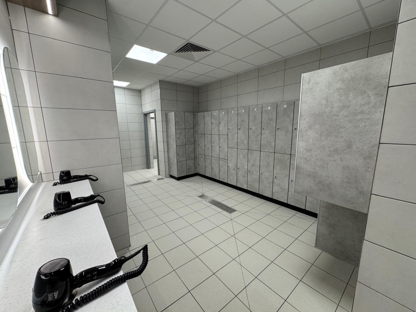Locker room with modern finishes
